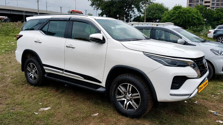 Toyota Fortuner photo