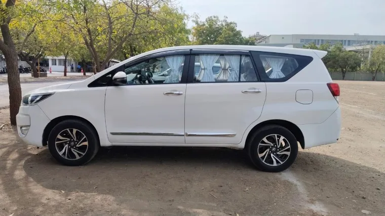 Innova Crysta photo